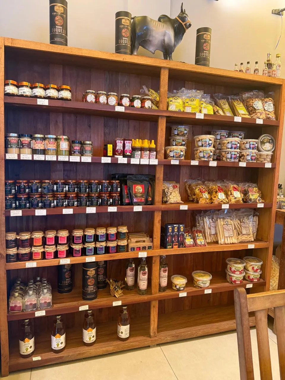 Prateleiras do empório com produtos mineiros
